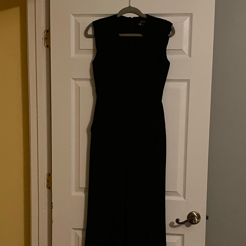 Sleeveless jumpsuit with pockets